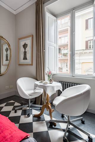 Il Colosseo a due passi in edificio del Novecento gallery image 3