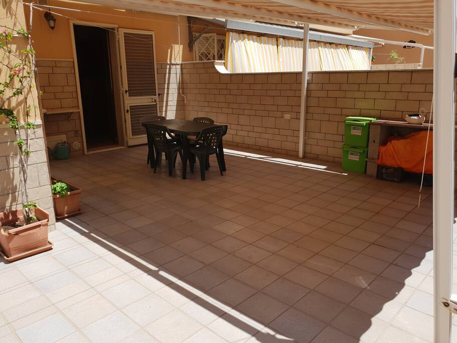 Veranda con tenda da sole ed area barbecue