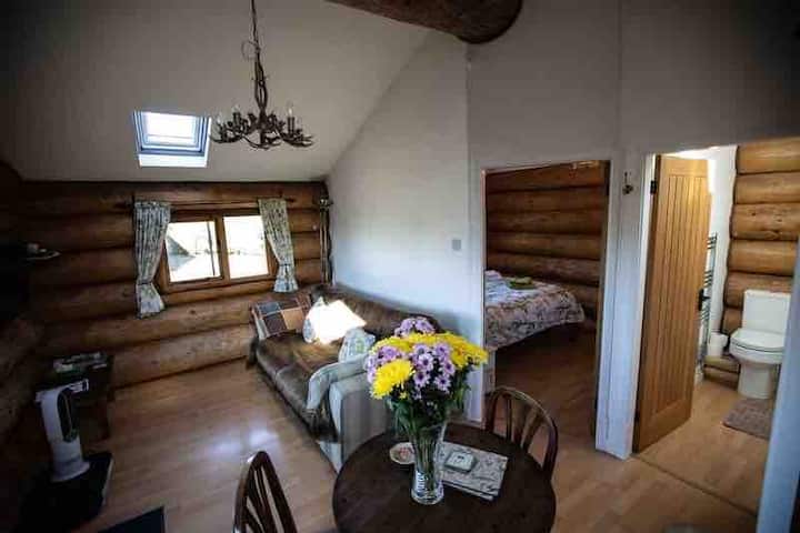 Canadian Log Cabin With Luxury Hot Tub - Llangollen