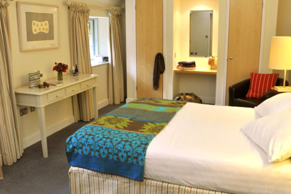 Kingsize bed in main room