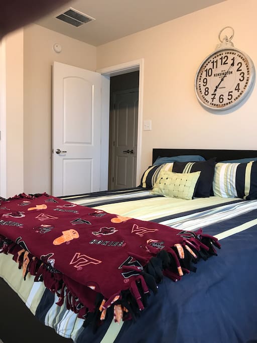 Guest bedroom with Queen-sized bed