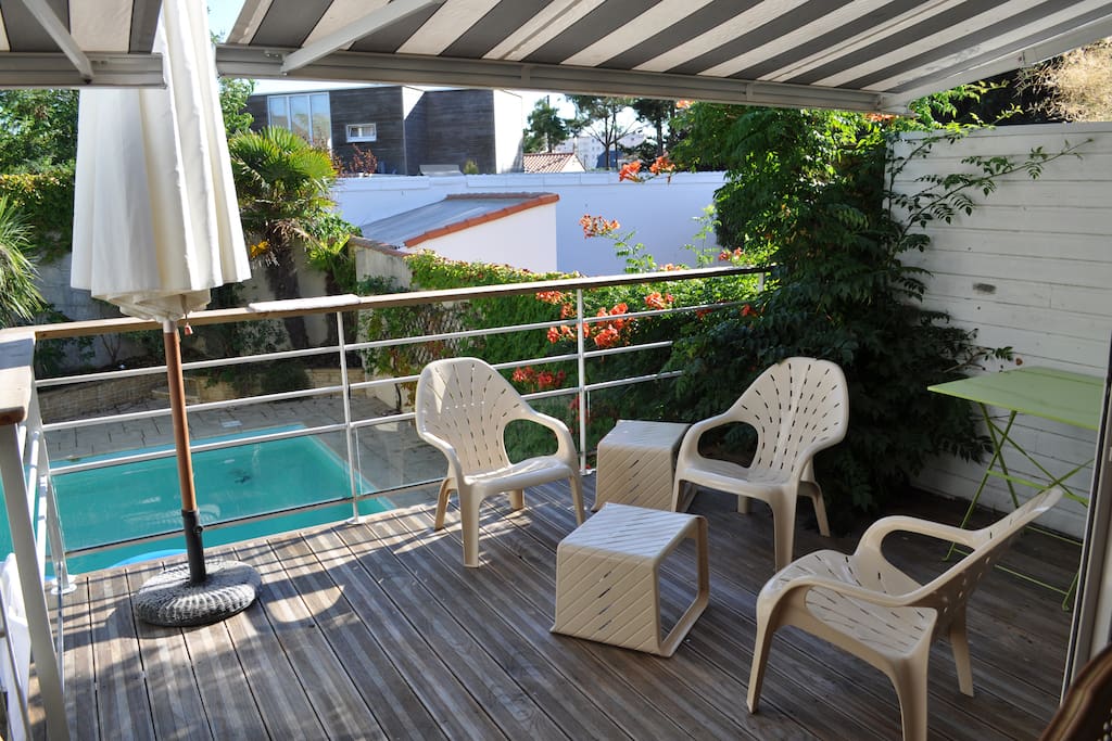 Une terrasse très agréable avec accès à la piscine