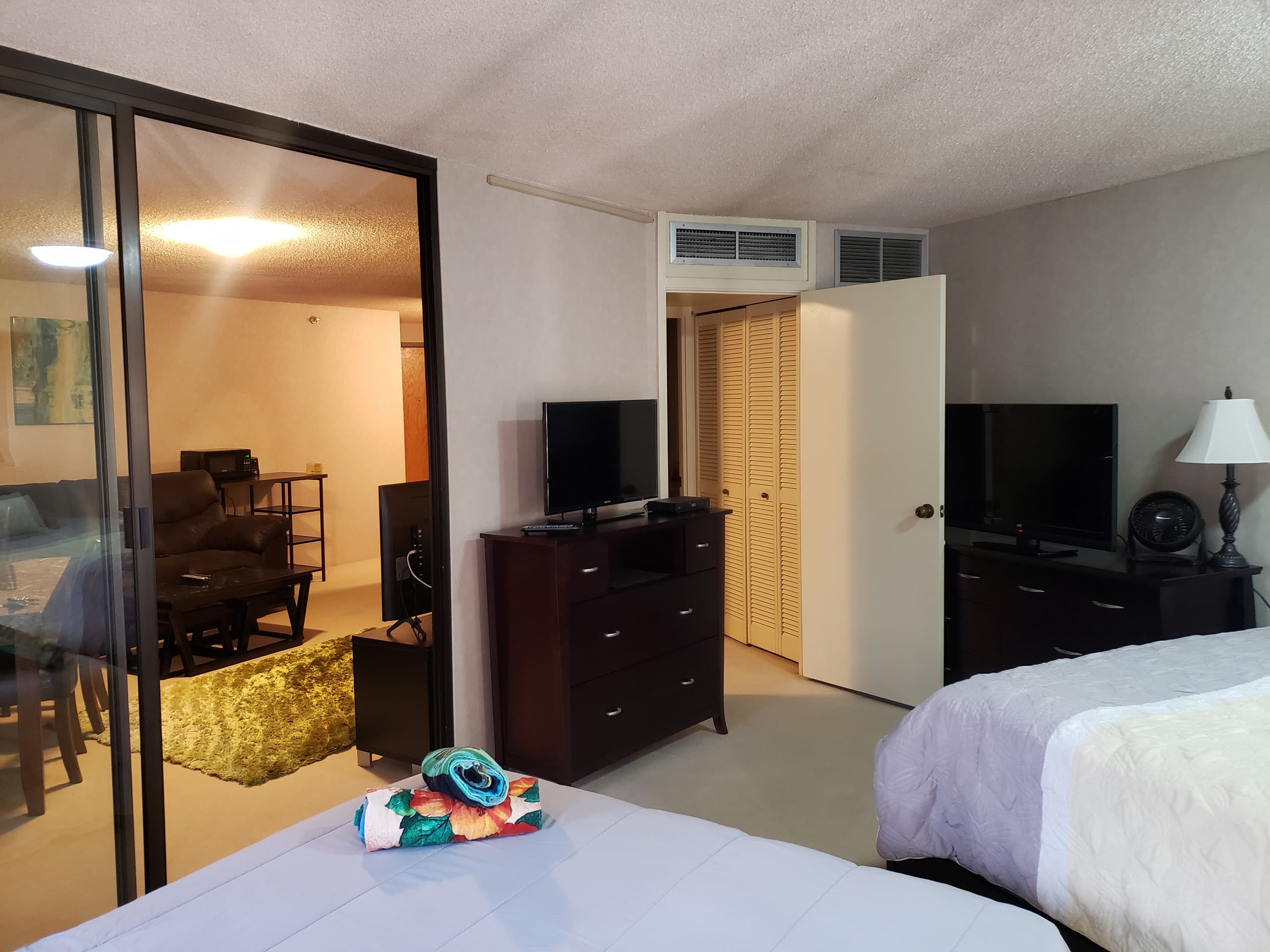 Downtown Honolulu Apt with free parking. - Image 5