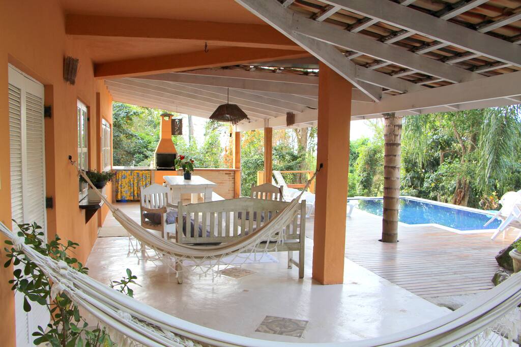 Terraço com piscina e churrasqueira.