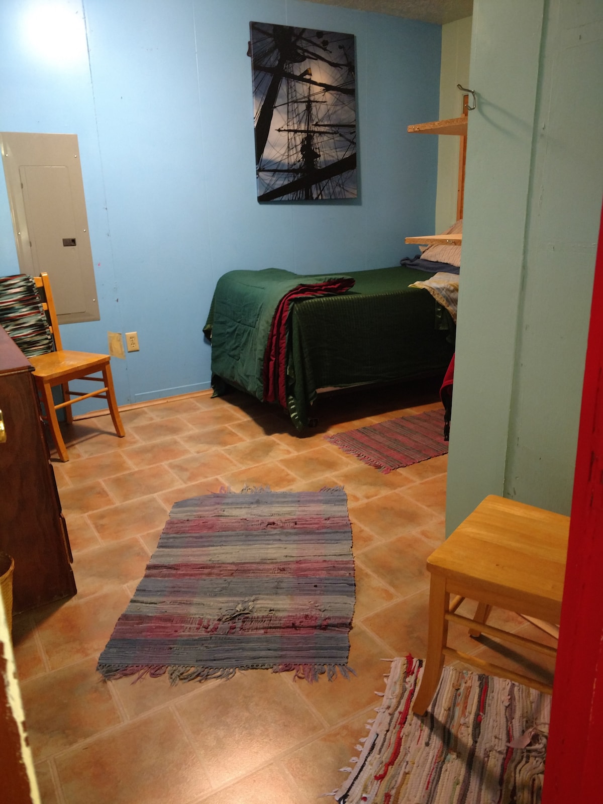 ห้องนี้สำหรับผู้เข้าพักคนเดียวอย่างเคร่งครัดและไม่มีหน้าต่างทำให้นอนดึกได้ง่าย