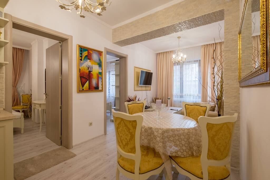 Beautiful dining table for 4