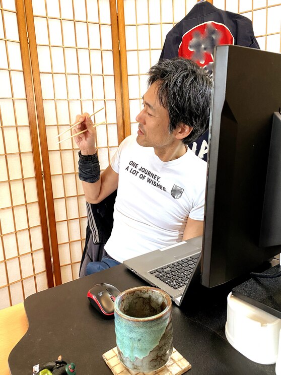 Show full-screen, host-provided image