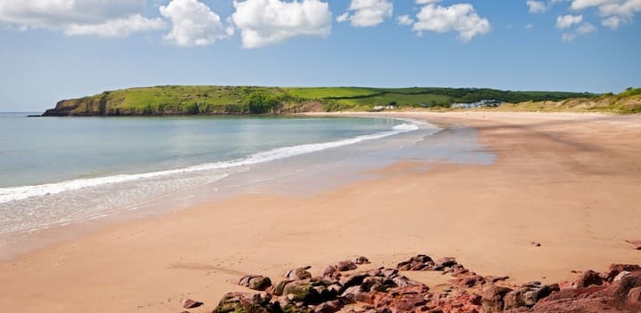 Freshwater East. Charming,  Snug Two Bed Home - Freshwater East