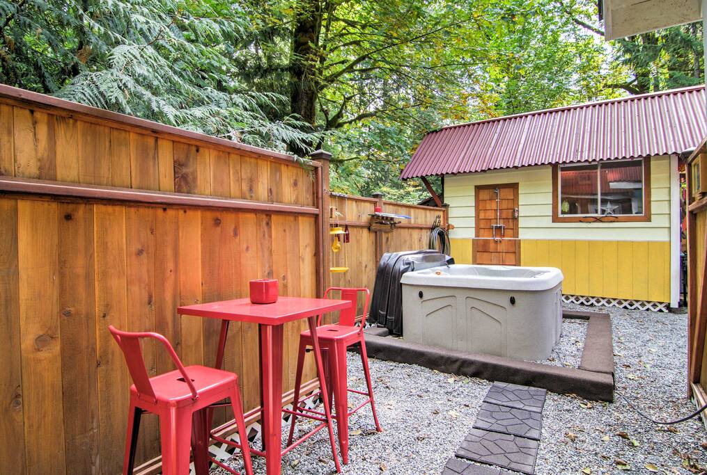 Immerse yourself in the outdoors for a restful and relaxing getaway!