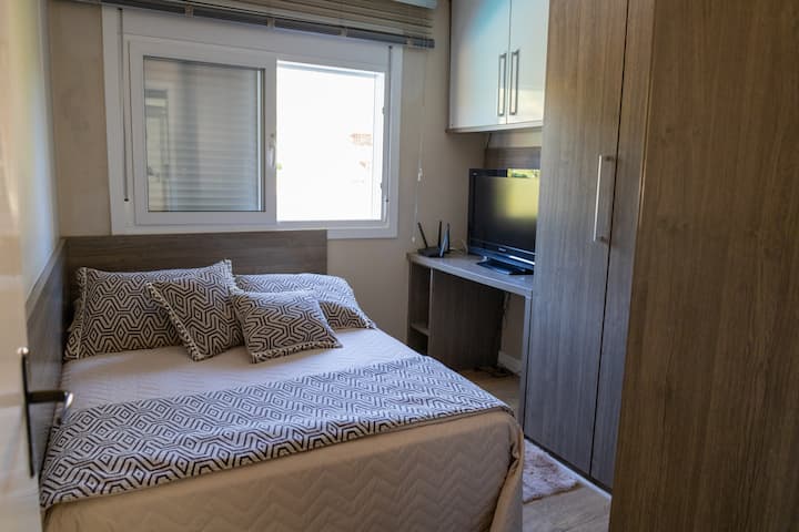 تلفزيون غرفة النوم الرئيسية مع جهاز Chromecast