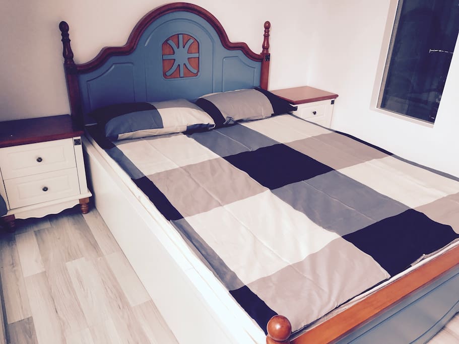 A queen size bed.
一张1米5宽的双人床。