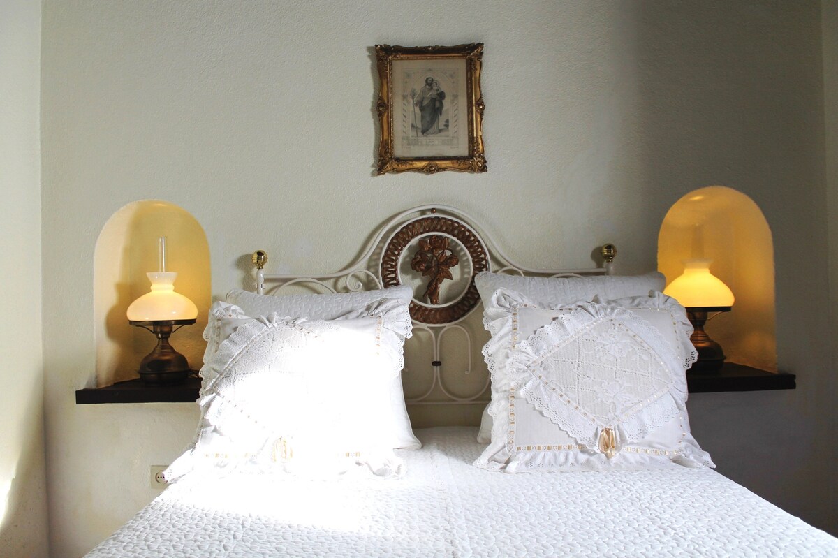 ห้องนอนเตียงใหญ่ที่สะดวกสบาย