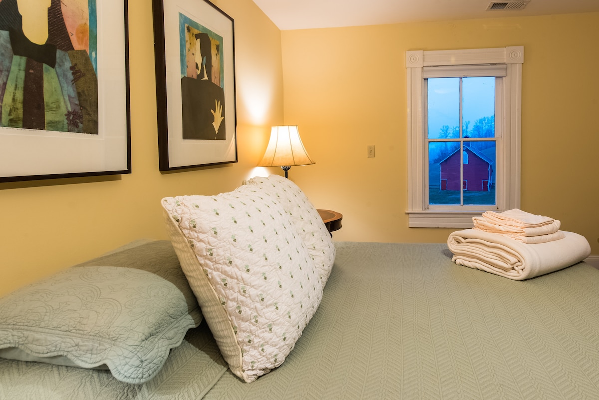 楼上第二间独立卧室，配备加大双人床，景观非常好，窗户里有谷仓！