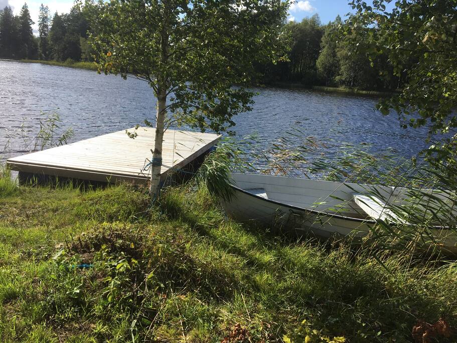 Privat brygga och roddbåt i Nyarpssjön.