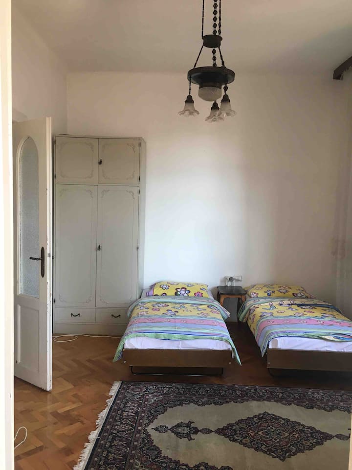 Kamer met 2 eenpersoonsbedden