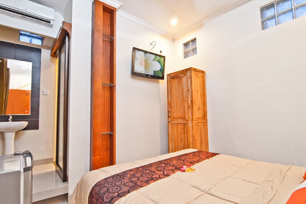 Deluxe room at Kuta EcoStay sufficient for 2 pax