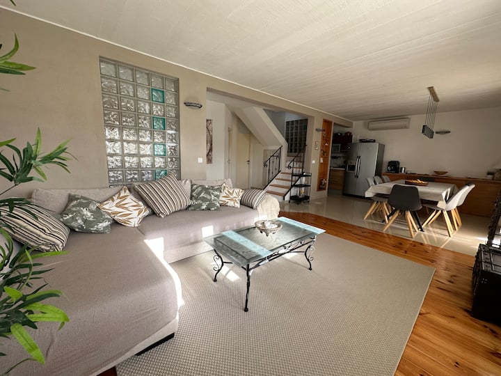 起居区-在这个温馨而现代的室内装潢中，让您的身体、心灵和灵魂放松身心。
早上醒来时，您可以在咖啡机上享用新鲜研磨的咖啡，或在雨天和朋友或家人一起玩PlayStation Xpro。