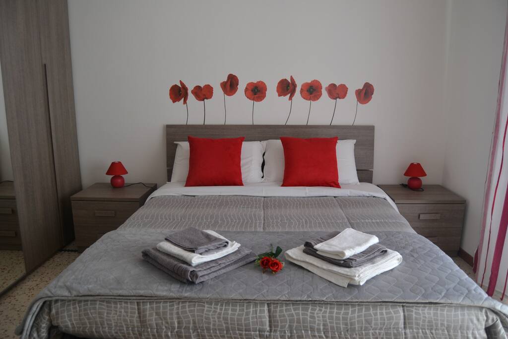 camera con letto matrimoniale