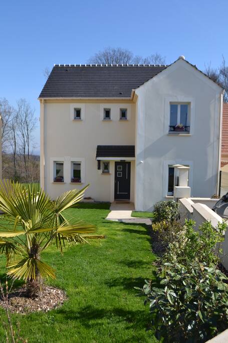 Vue façade avant, jardin et arbustes