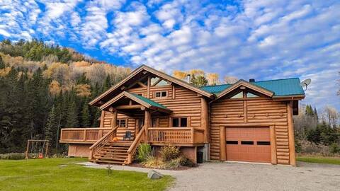 ** WATERFRONT CHALET * SPA * BILLIARDS * FIREPLACE **