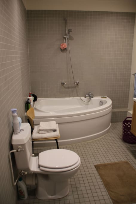 Salle de bain / Toilettes communs, avec double vasques et baignoire d'angle.