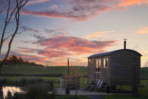 Four Acres Farm Shepherd Hut 2, Private Hot Tub