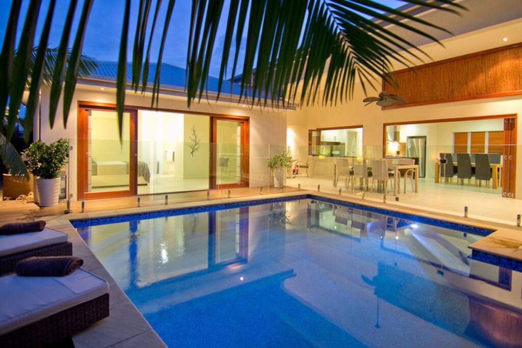 Tropical Living At Its Best - Night