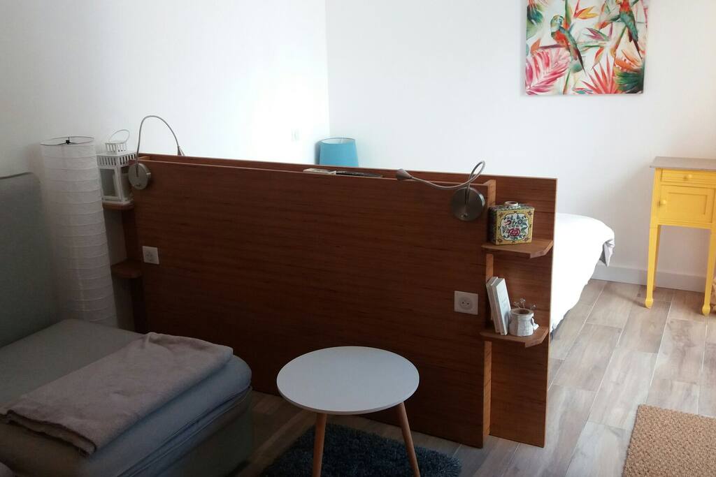 La pièce centrale, avec un coin salon (couchage pour une personne) et un coin lit