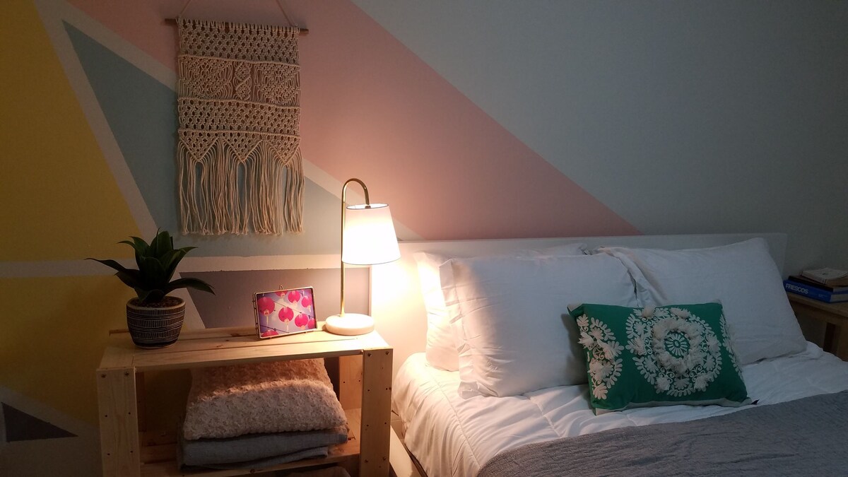 ห้อง #2 เครื่องปรับอากาศแบบรีโมทคอนโทรลเครื่องนอนผ้าฝ้ายที่นอนบนหมอนควีนไซส์