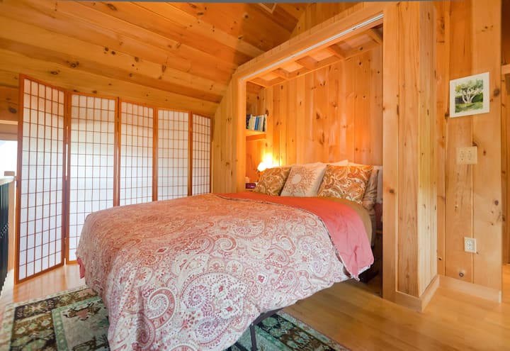 מיטת קווין סייז הנוחה ממוקמת למעלה בלופט. החלל כולל חדר ארונות גדול, ממש משמאל למדרגות.