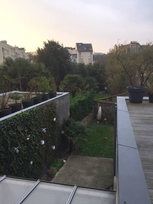 aucun vis-à vis, vue sur les jardins du quartier.