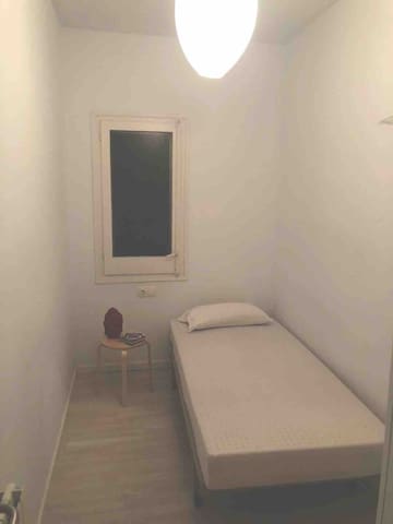 Habitación en Gràcia-Barcelona muy bien comunicada