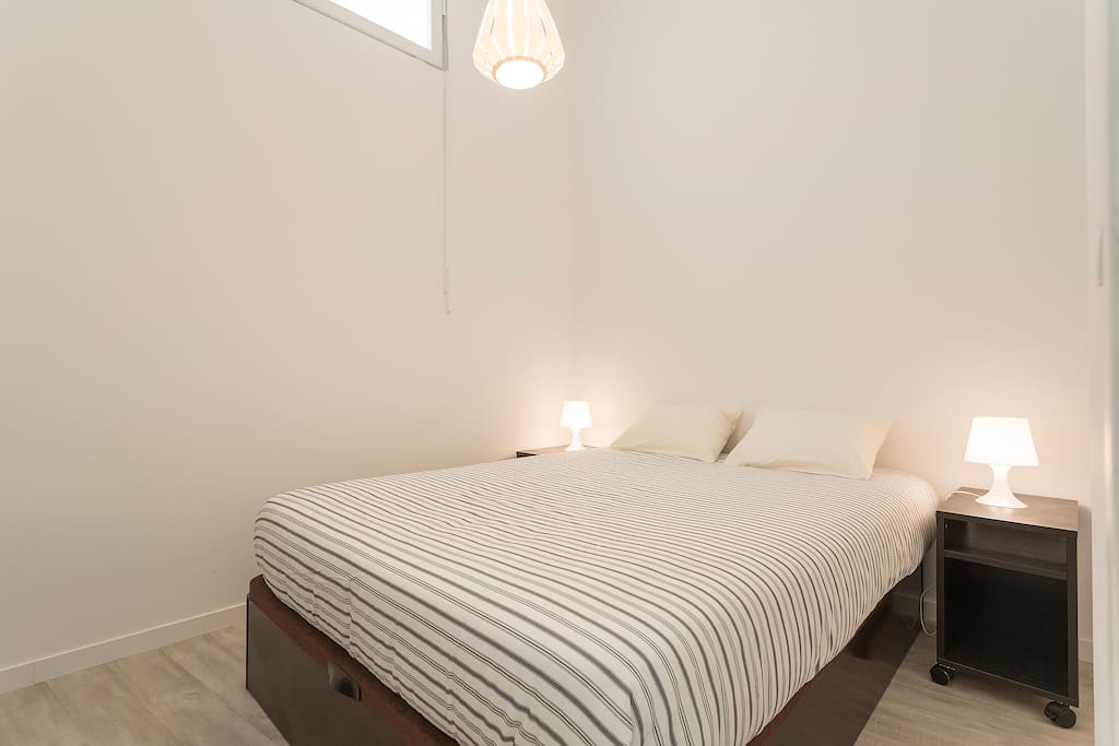 Bedroom with double bed and closet