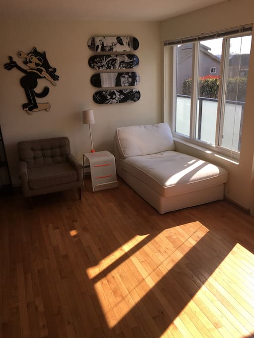 Day bed for a third person or for casual lounging.