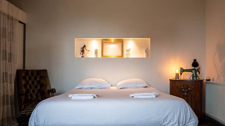 غرفة نوم مزدوجة مع غرفة استحمام داخلية.
إطلالة على الحديقة