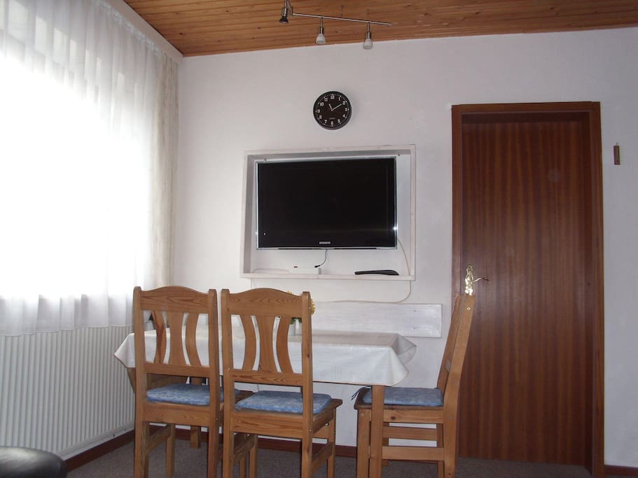 Der Esstisch mit dem Full HD SAT TV