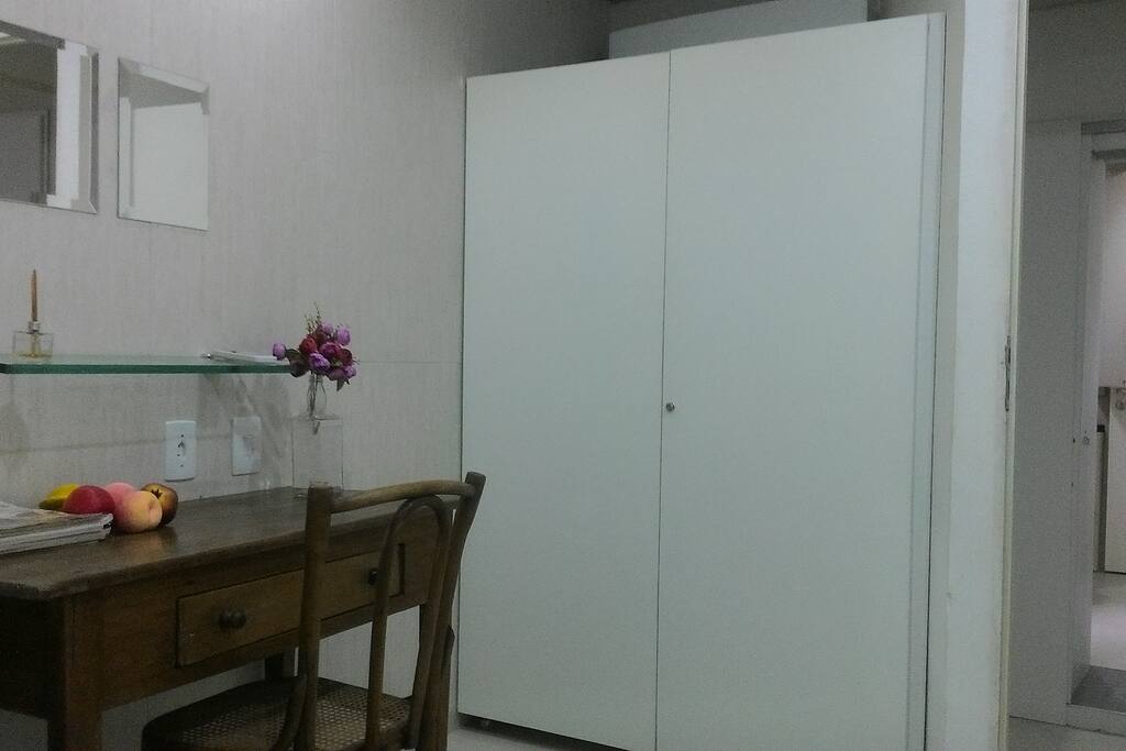 Mesa e armário