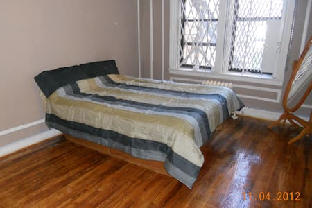 Very Large Private Room on quiet st