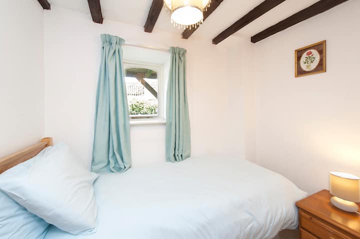 חדר השינה הקטן - המיטה קטנה מהסטנדרט.