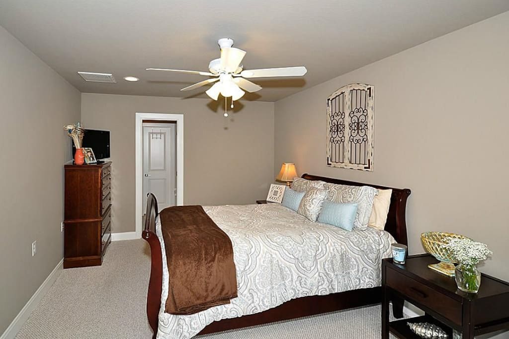 Large bedroom, ground floor - King bed