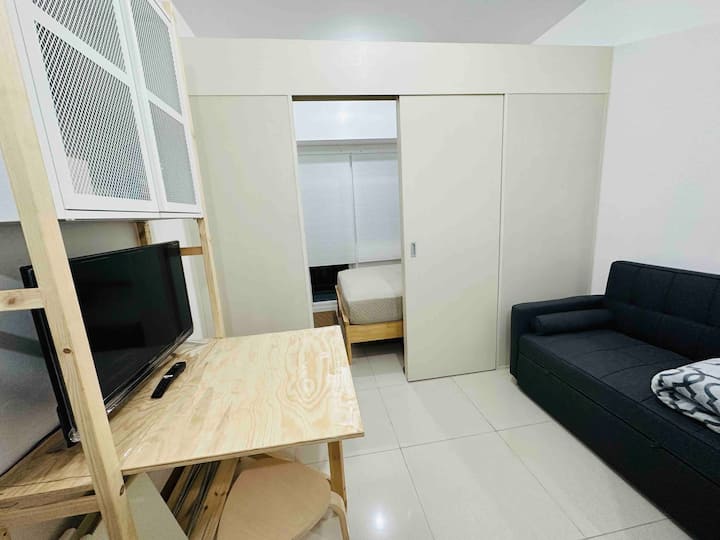 Cozy 1br Condo Behind Sm Southmall - Las Piñas