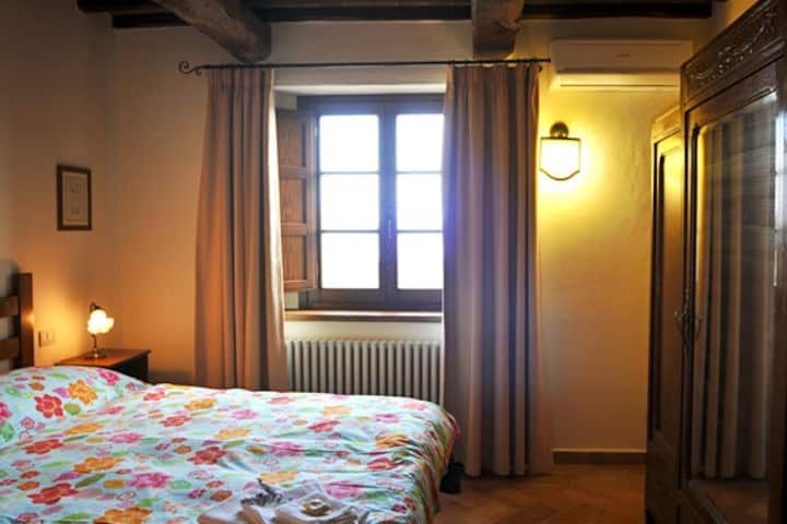 تحتوي غرفة النوم المزدوجة المريحة على أثاث عتيق وأثاث صممه حرفيون محليون