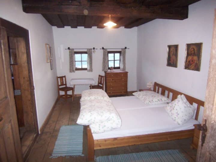 SZ 2:  Double room, south side, with entrance from hallway + connecting door to bedroom 1