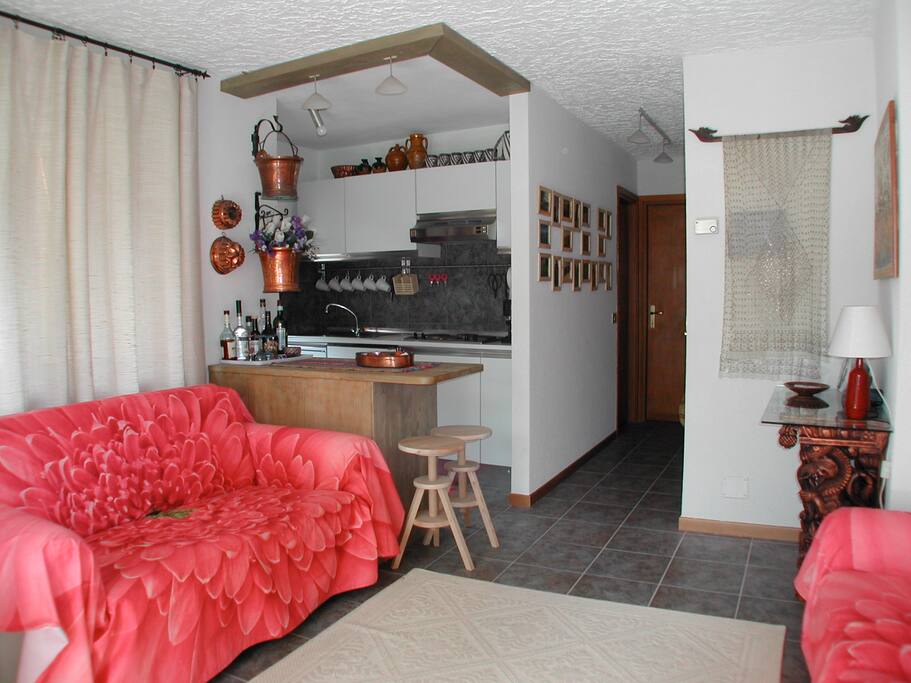 Cucina a vista con banco colazione