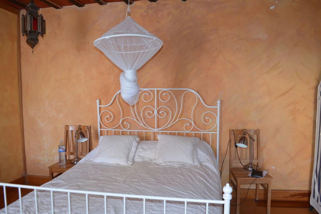 Elternschlafzimmer (1,60m x 2m Bett)