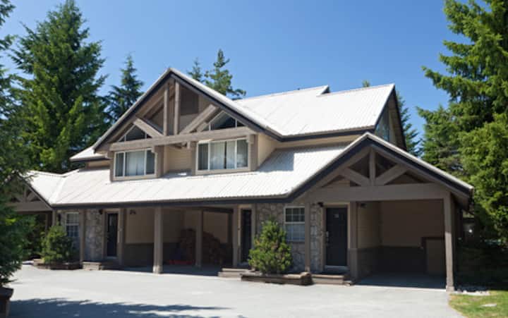 Ski In/out 3 Br W/private Hot Tub - Whistler
