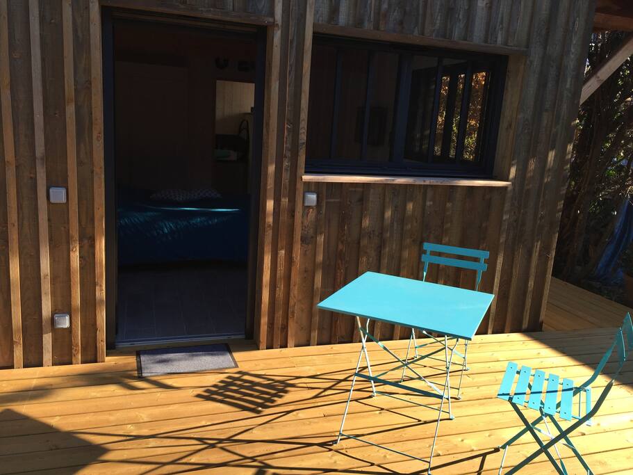 Une chambre tout confort construite comme une cabane