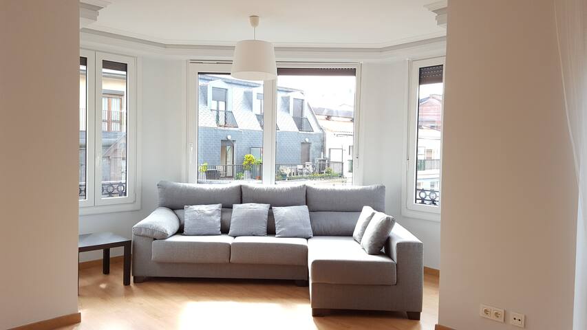 Renewed, bright, spacious and close to center apt. gallery image 2