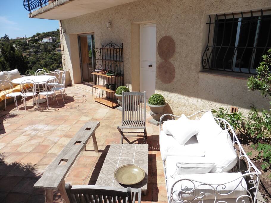 Salon extérieur avec grande table aussi pour prendre ses repas au soleil