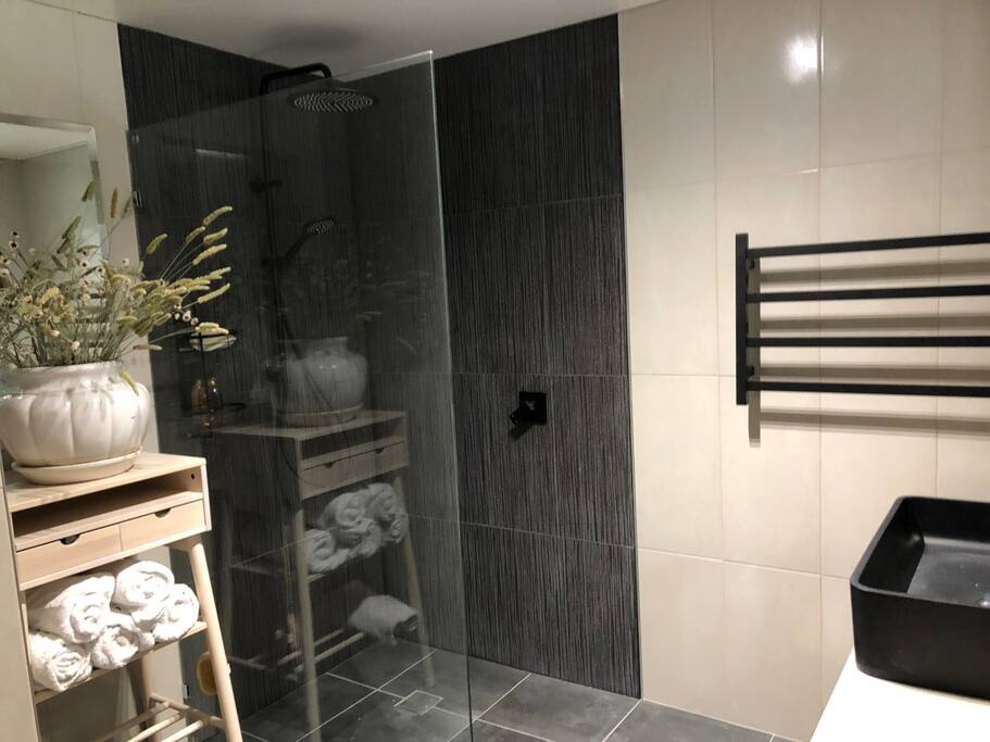 Main Bathroom, shower